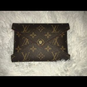 AUTHENTIC LOUIS VUITTON POUCH: Medium